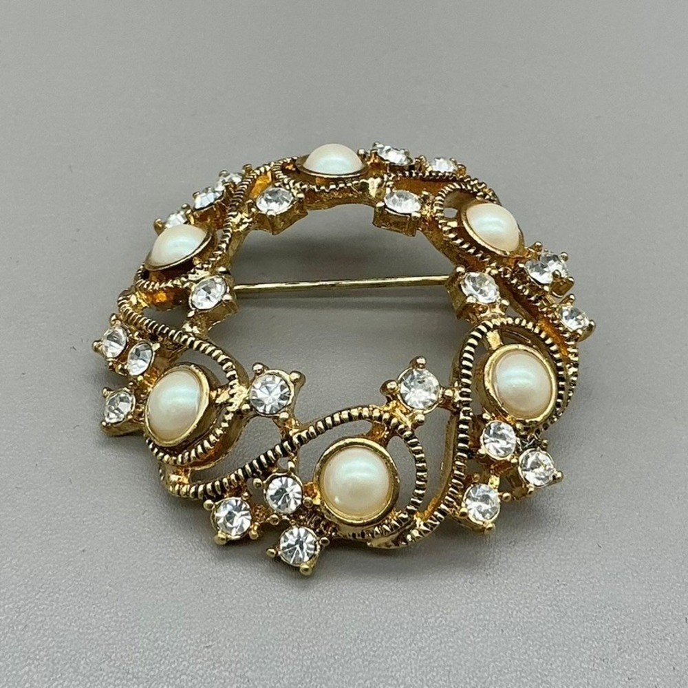 Monet Brooch Pin Womens Gold Tone Faux Pearl Rhinestone Wreath Vintage Jewelry